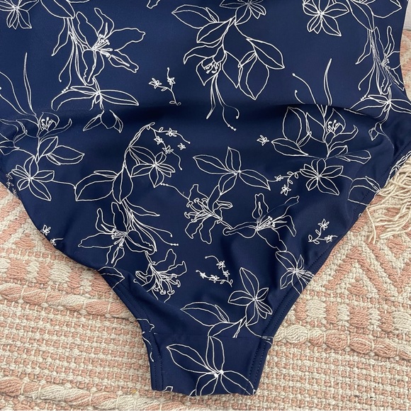 Nip Tuck Garden Line Foil One Piece Swimsuit Size 8 Navy Silver Metallic - Picture 15 of 16